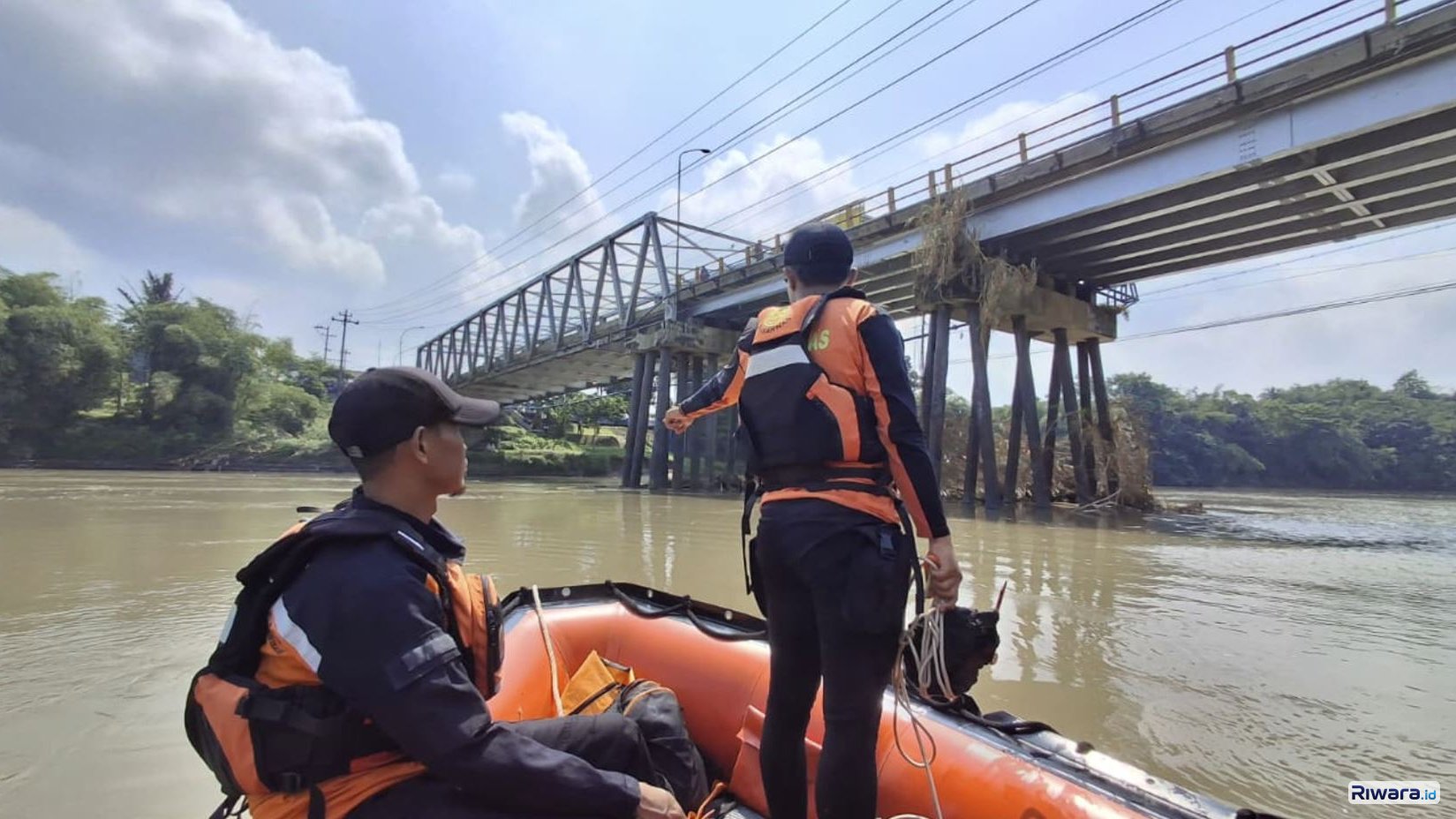 SAR gabungan menyusuri Sungai Serayu menggunakan perahu karet LCR untuk mencari pria yang menceburkan diri